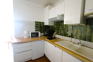 Kühlschrank, Mikrowelle, Wasserkocher mit Kaffee-/Teezubehör