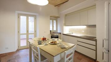 Réfrigérateur, four, lave-vaisselle, cafetière/bouilloire