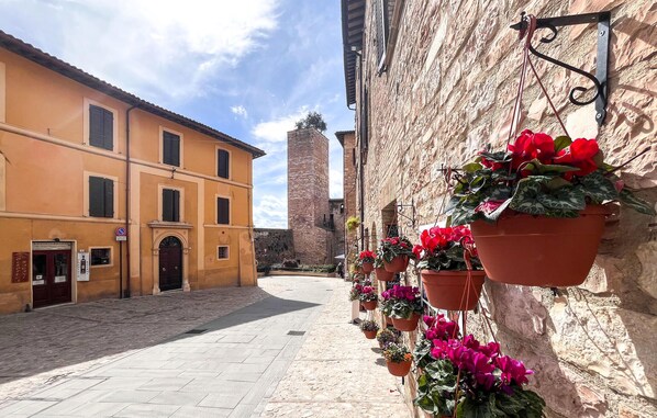 Property grounds - Stunning home in Spello with WiFi (Spello)