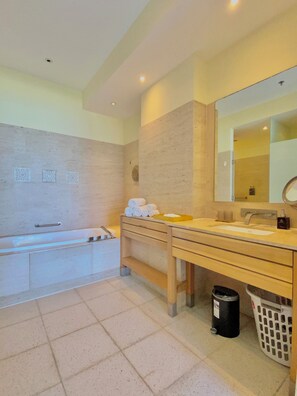Shower, eco-friendly toiletries, hair dryer, bidet - Luxury Beachfront Apartment in 5-Star Resort - CG01 - Residence C (Đà Nẵng)