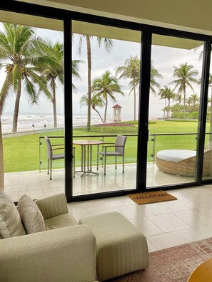 TV connectée, table de tennis de table, livres