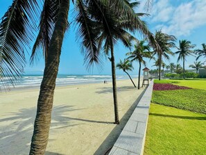 Sun-loungers, beach towels - Luxury Beachfront Apartment in 5-Star Resort - CG01 - Residence C (Đà Nẵng)