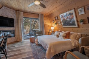 1 chambre, bureau, fer et planche à repasser, lit parapluie