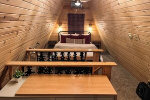 1 chambre, bureau, fer et planche à repasser, lit de bébé portatif