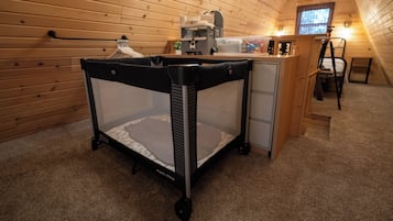 1 habitación, escritorio, tabla de planchar con plancha y cuna de viaje