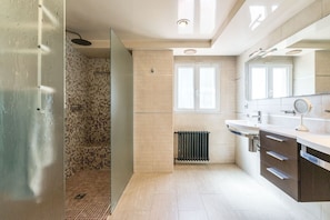 Dusche, Haartrockner, Handtücher, Seife