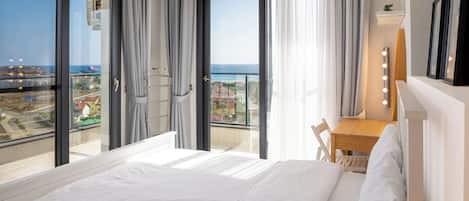 Family Süit | Masa, dizüstü bilgisayar çalışma alanı, ücretsiz kablosuz İnternet