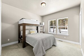 3 多间卧室、熨斗/熨衣板、WiFi、床单