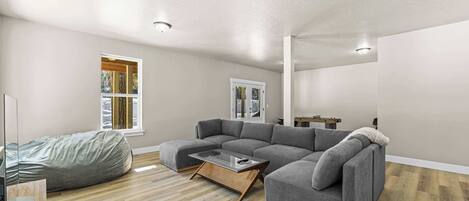 Een televisie en een open haard