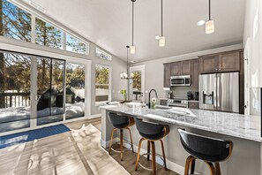 Fridge, microwave, stovetop, dishwasher - Eagle Shores (McCall)