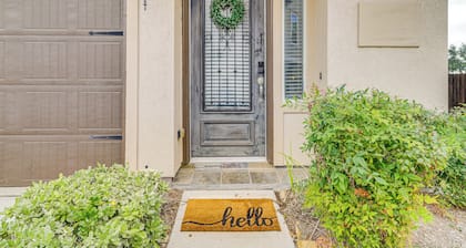 8 Mi to the Galleria: Home w/ Balcony + Yard