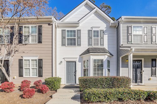 8 Mi to Downtown: Atlanta Townhome!