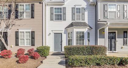 8 Mi to Downtown: Atlanta Townhome!