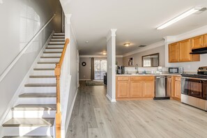 Apartment (2 Bedrooms) | Interior - 8 Mi to Downtown: Atlanta Townhome! (Atlanta)