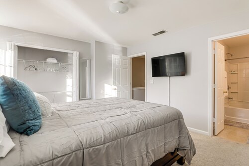 8 Mi to Downtown: Atlanta Townhome!