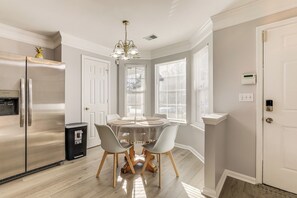 Apartment (2 Bedrooms) | Interior - 8 Mi to Downtown: Atlanta Townhome! (Atlanta)