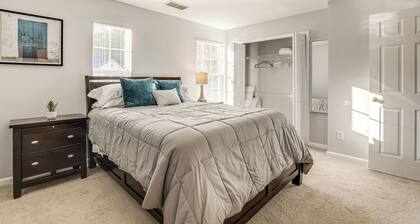 8 Mi to Downtown: Atlanta Townhome!