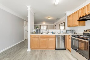 Apartment (2 Bedrooms) | Interior - 8 Mi to Downtown: Atlanta Townhome! (Atlanta)