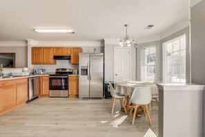Apartment (2 Bedrooms) | Interior - 8 Mi to Downtown: Atlanta Townhome! (Atlanta)