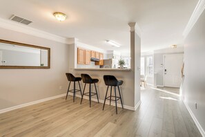 Apartment (2 Bedrooms) | Interior - 8 Mi to Downtown: Atlanta Townhome! (Atlanta)