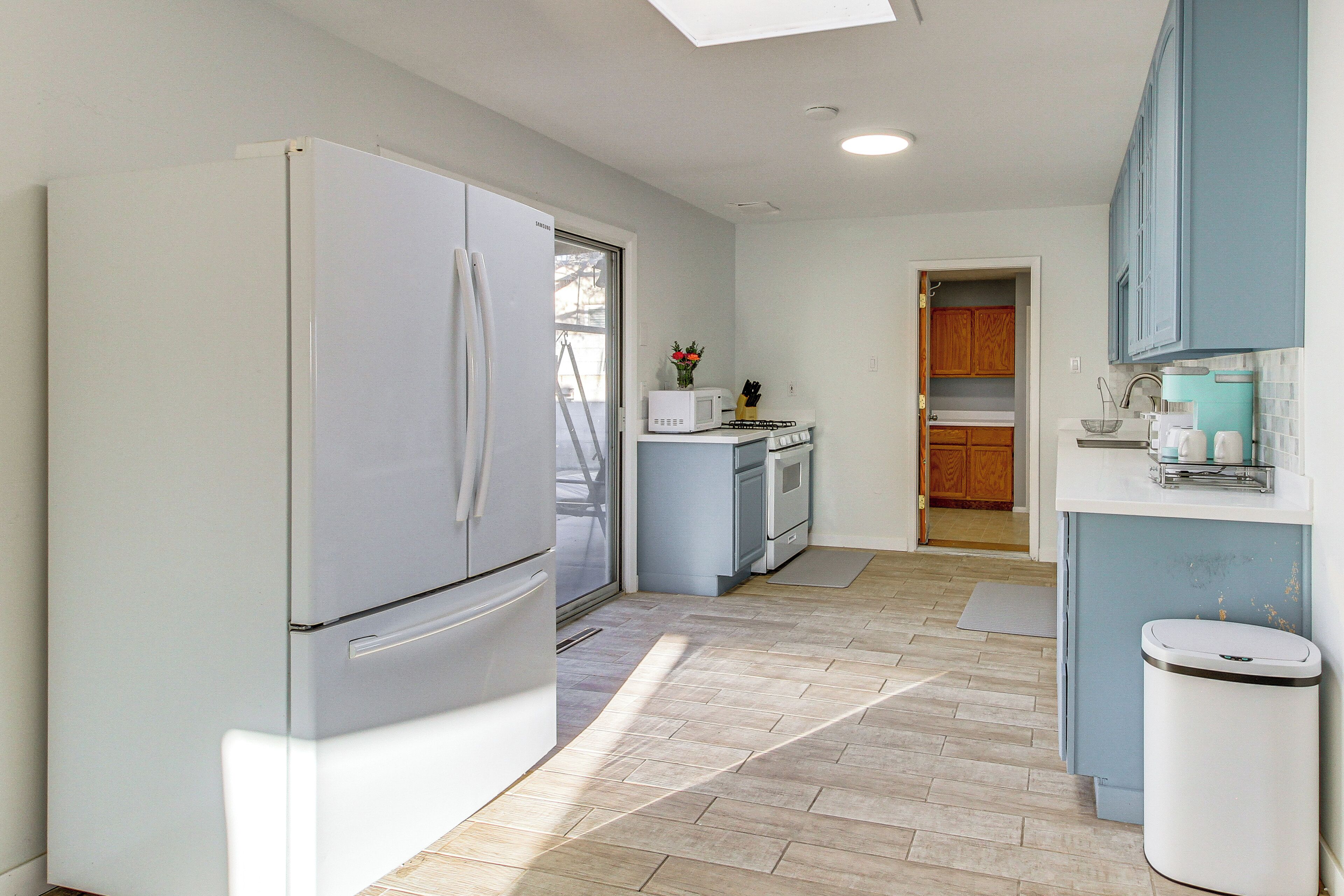 Una cocina moderna con refrigerador, microondas y estufa.