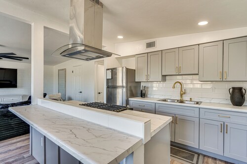 2 Mi to Dtwn: Modern Home w/ Yard in Tucson!