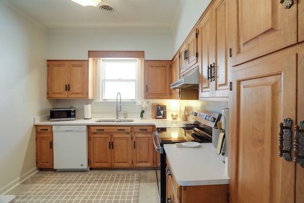 House (3 Bedrooms) | Interior