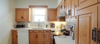 Walk to Oxford Square & Ole Miss: Central Home!