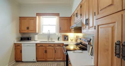 Walk to Oxford Square & Ole Miss: Central Home!