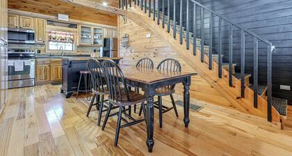 13 Mi to Lake Chatuge: Hiawassee Cabin w/ Views!