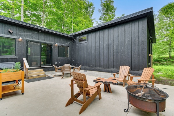 Explore Lakes & Beaches! Creekside Glen Arbor Home - Empire, MI