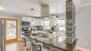 House (5 Bedrooms) | Interior