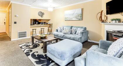 8 Mi to Stone Mountain: Quiet Getaway w/ Deck