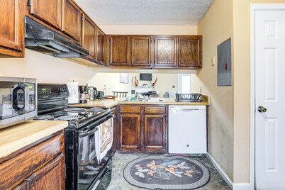 8 Mi to Stone Mountain: Quiet Getaway w/ Deck