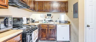 8 Mi to Stone Mountain: Quiet Getaway w/ Deck