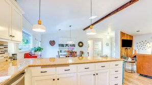 Interior - Near San Luis Obispo Wine Country: Mtn-view Haven (Atascadero)