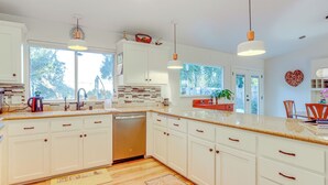Interior - Near San Luis Obispo Wine Country: Mtn-view Haven (Atascadero)