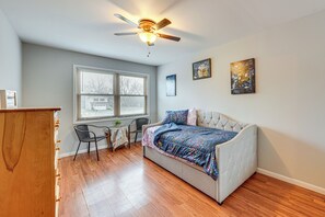 Apartment (2 Bedrooms) | Interior - 3 Mi to Credit Union 1 Amphitheatre: Suburban Stay (Country Club Hills)