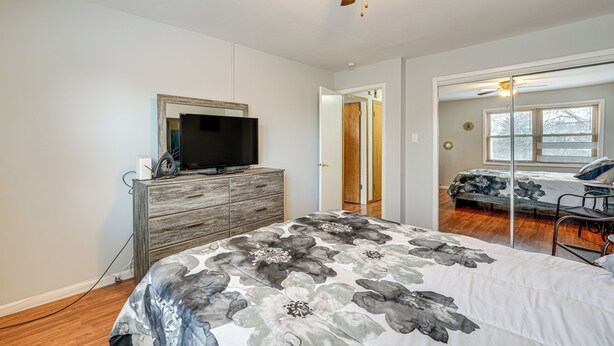 A bedroom with a bed, dresser, TV, and a mirror. - 3 Mi to Credit Union 1 Amphitheatre: Suburban Stay (Country Club Hills)