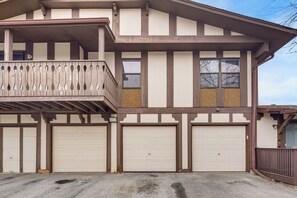 Apartment (2 Bedrooms) | Interior - 3 Mi to Credit Union 1 Amphitheatre: Suburban Stay (Country Club Hills)