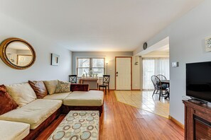 Apartment (2 Bedrooms) | Front of property - 3 Mi to Credit Union 1 Amphitheatre: Suburban Stay (Country Club Hills)