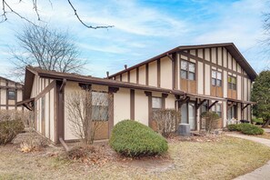 Apartment (2 Bedrooms) | Interior - 3 Mi to Credit Union 1 Amphitheatre: Suburban Stay (Country Club Hills)