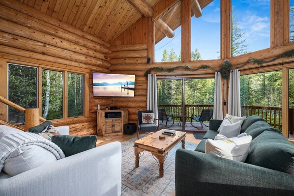 TV, fireplace - Peaceful Relaxing Astrid Log Cabin (Columbia Falls)