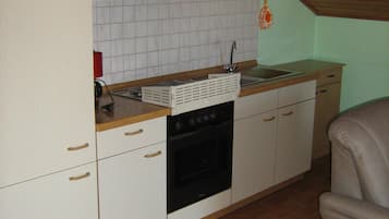 Fridge, oven, stovetop, coffee/tea maker