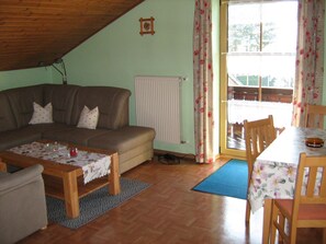 TV, books - Comfortably furnished vacation apartment with panoramic views (Arnbruck)