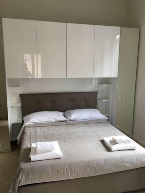 2 bedrooms, iron/ironing board, WiFi