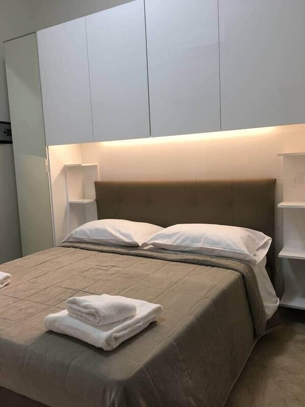 2 bedrooms, iron/ironing board, WiFi