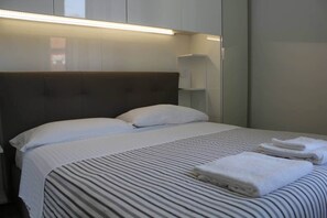 2 bedrooms, iron/ironing board, WiFi