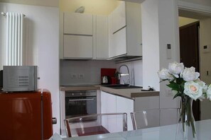 Microwave, coffee/tea maker, cookware/dishes/utensils