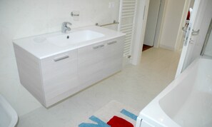 Villa, 4 Bedrooms, Balcony, Garden View | Bathroom